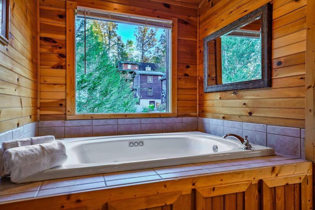 Stunning Mountain Cabin W Hot Tub جاتلينبرج المظهر الخارجي الصورة