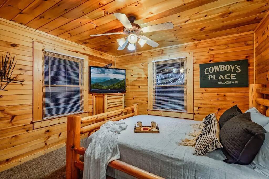 Stunning Mountain Cabin W Hot Tub جاتلينبرج المظهر الخارجي الصورة